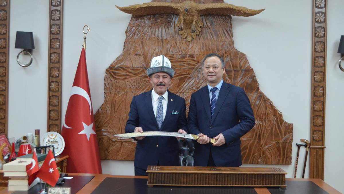 Denizli’de Kırgız rüzgarı esti