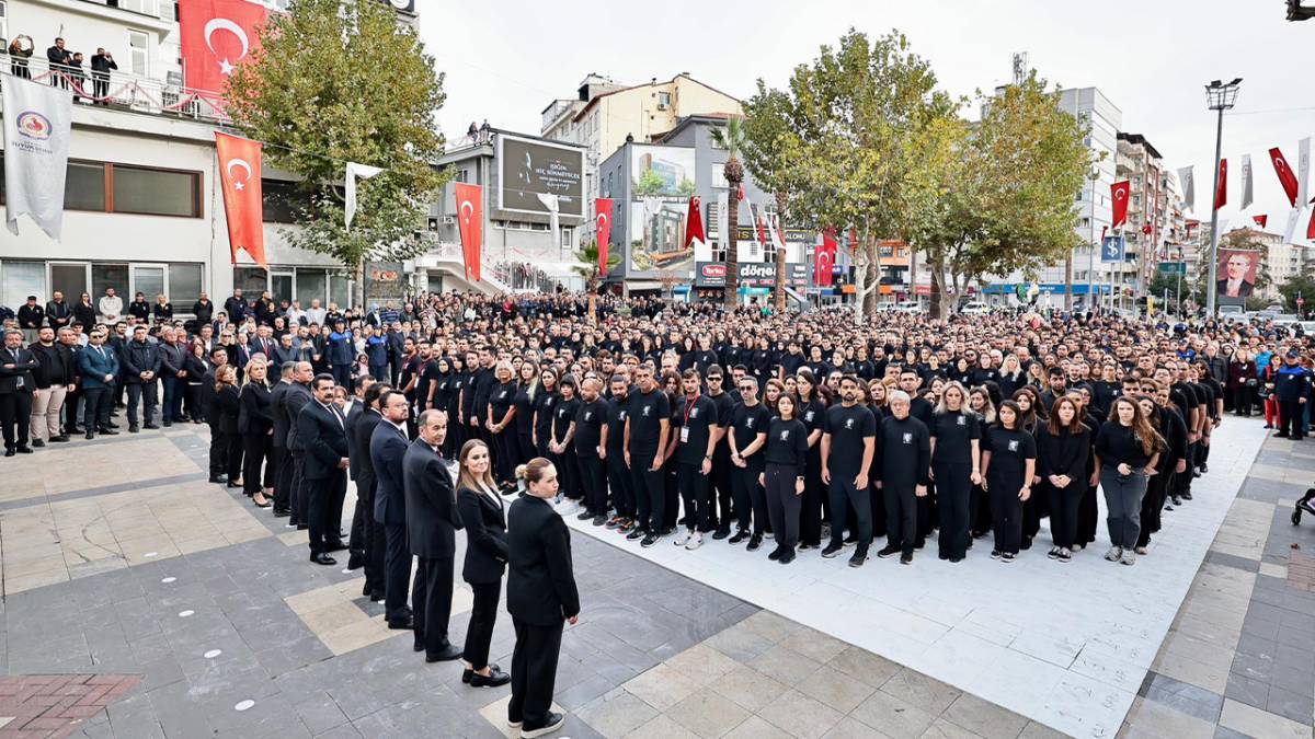 Binlerce kişi Atatürk için yürüdü