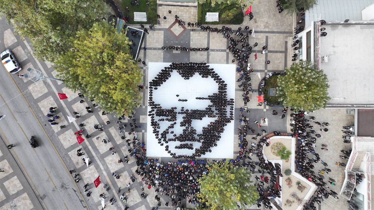 Binlerce kişi Atatürk için yürüdü