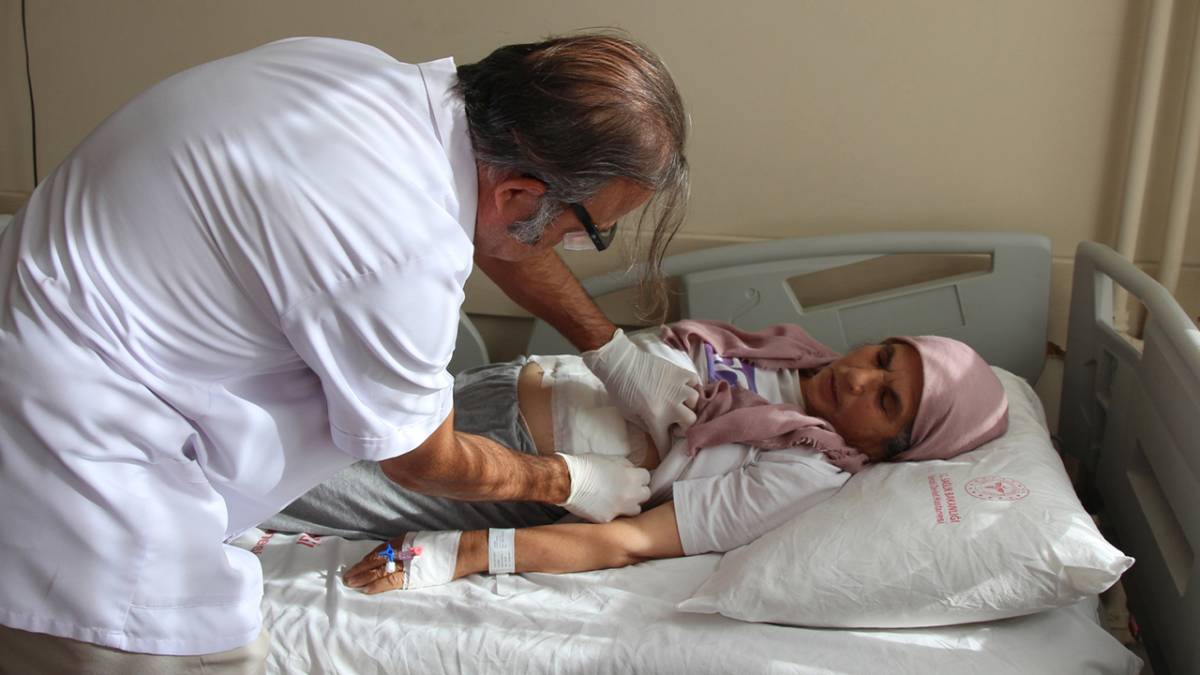 ORGANLARI TERS HASTA BAŞARILI AMELİYATLA SAĞLIĞINA KAVUŞTU