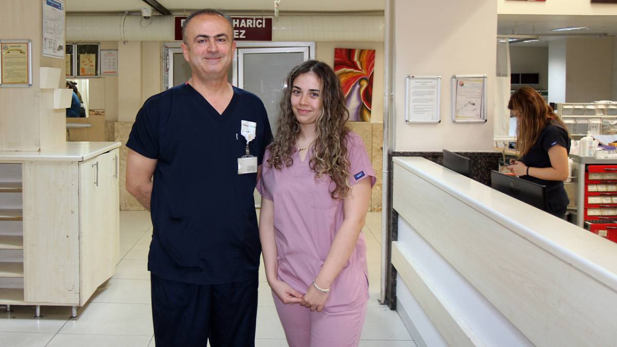 DOKTOR BABA KIZ AYNI HASTANEDE GÖREV YAPIYOR