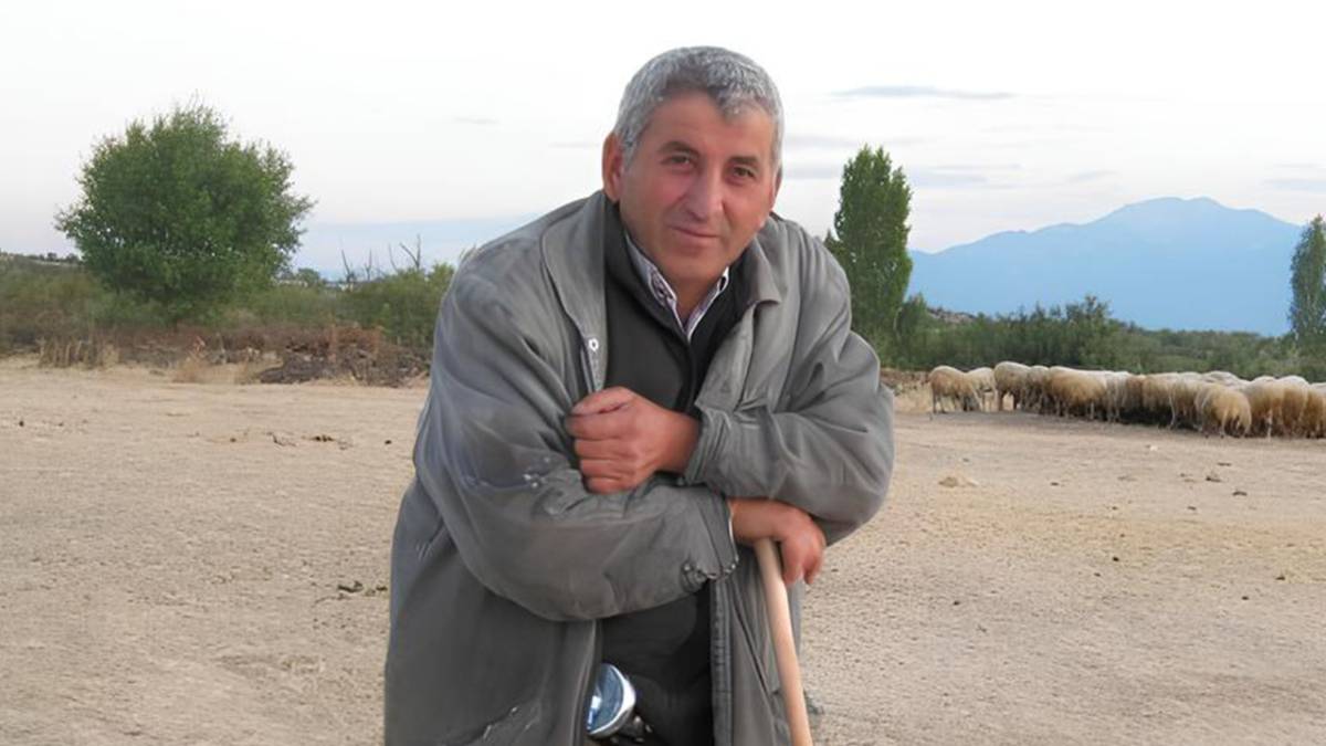 Odun toplamaya giden çift, devrilen traktörün altında kaldı