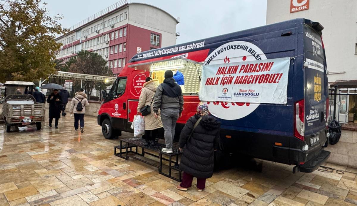 Soğuk ve yağmurlu havada vatandaşlara sıcak çorba