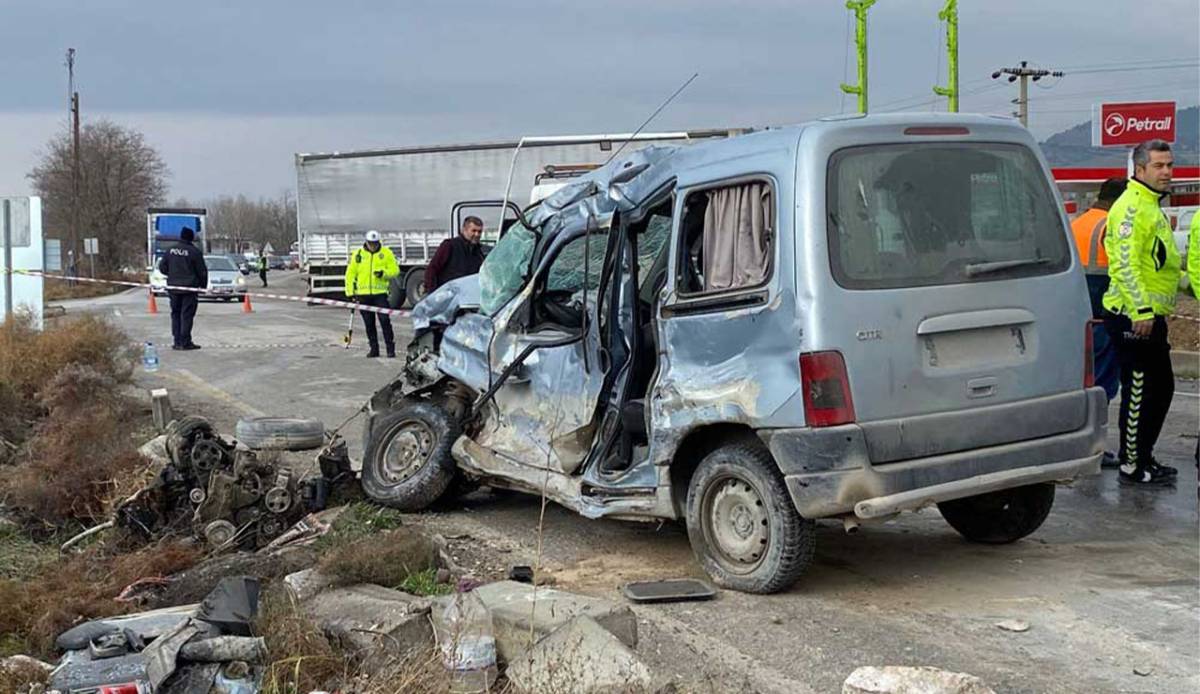 Tır ile hafif ticari araç çarpıştı  1ölü