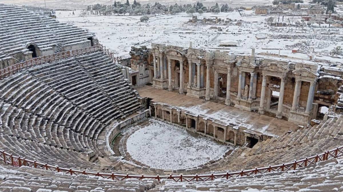 PAMUKKALE’DE İKİ BEYAZ YAN YANA