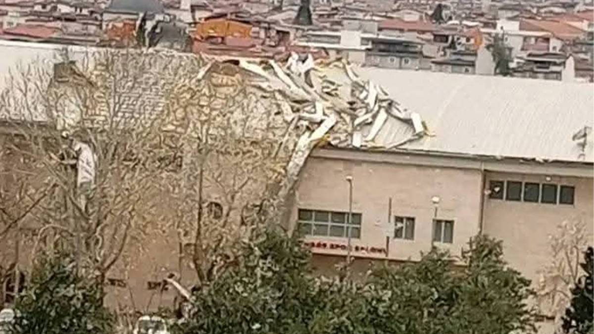 Denizli’de rüzgar'dan çatılar uçtu, insanlar yürüyemedi