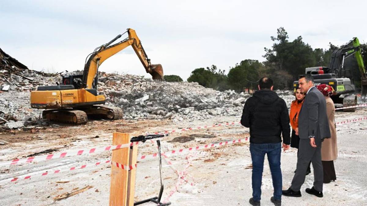 DENİZLİ'DE TARİHİ OKUL BİNASI YIKILDI