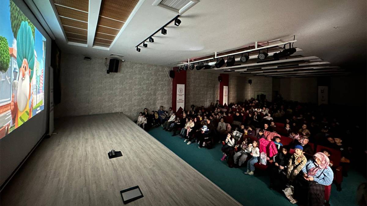 YARIYIL TATİLİNDE ÇOCUKLAR SİNEMA İLE BULUŞTU
