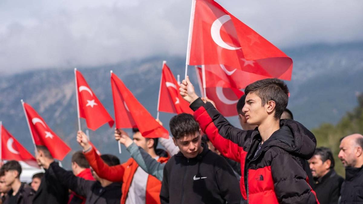 SOLAK: “TÜRK BAYRAĞINA ALÇAKLIK YAPAN HESABINI VERMELİDİR”