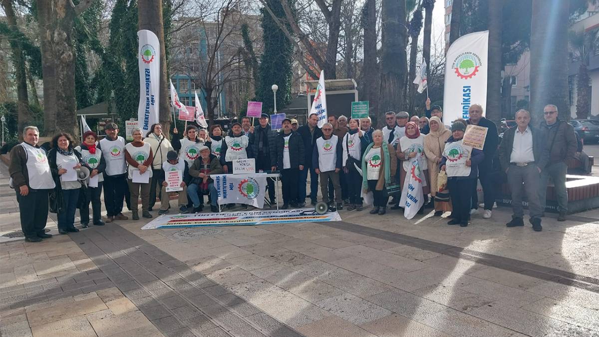 DENİZLİ'DE EMEKLİLER MEYDANA SANDIK KURDU