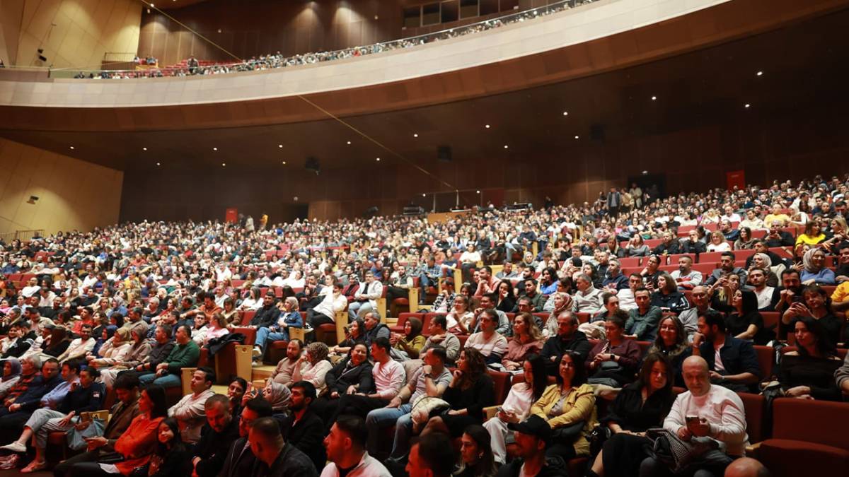 Denizli Komedi Festivali’nde kahkaha maratonu sürüyor