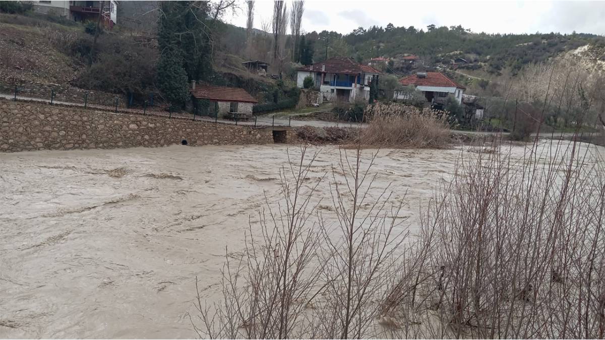 Denizli'de sağanak vurdu köprüler yerle bir oldu