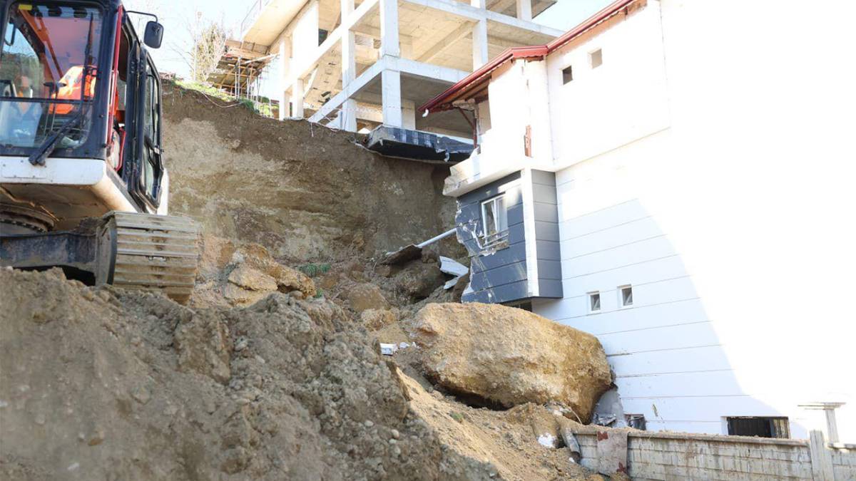 Denizli'de Dev Kaya Evi Yerinden Oynattı