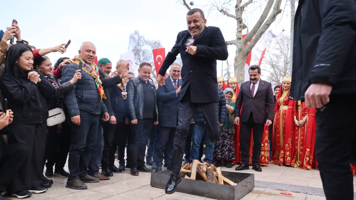 Başkan Çavuşoğlu ateşin üstünden atladı, demir dövdü