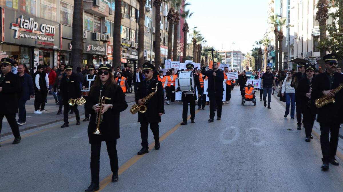 LÖSEV GENÇLERİNDEN  DENİZLİ’ DE FARKINDALIK ETKİNLİĞİ