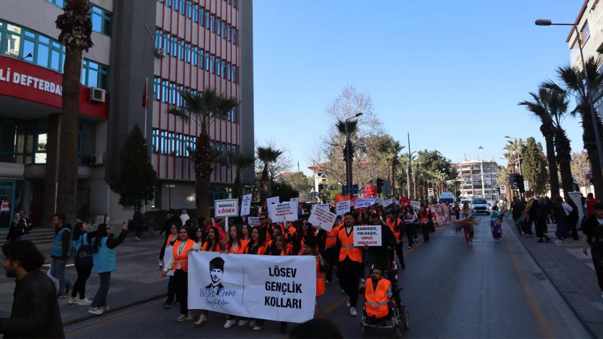 LÖSEV GENÇLERİNDEN DENİZLİ’ DE FARKINDALIK ETKİNLİĞİ