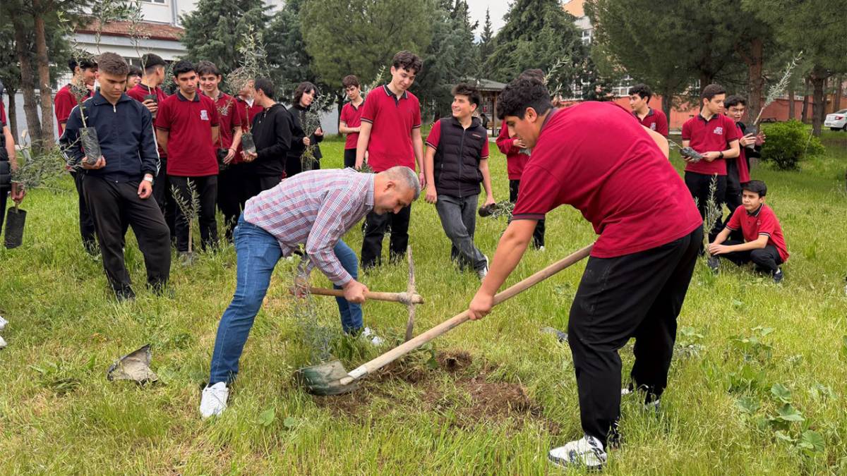 PAMUKKALE'DE ATIKLAR GENÇLERİN ELİNDE FİDANA DÖNÜŞTÜ