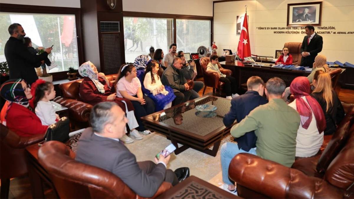 Başkan Çavuşoğlu koltuğunu çocuklara devretti