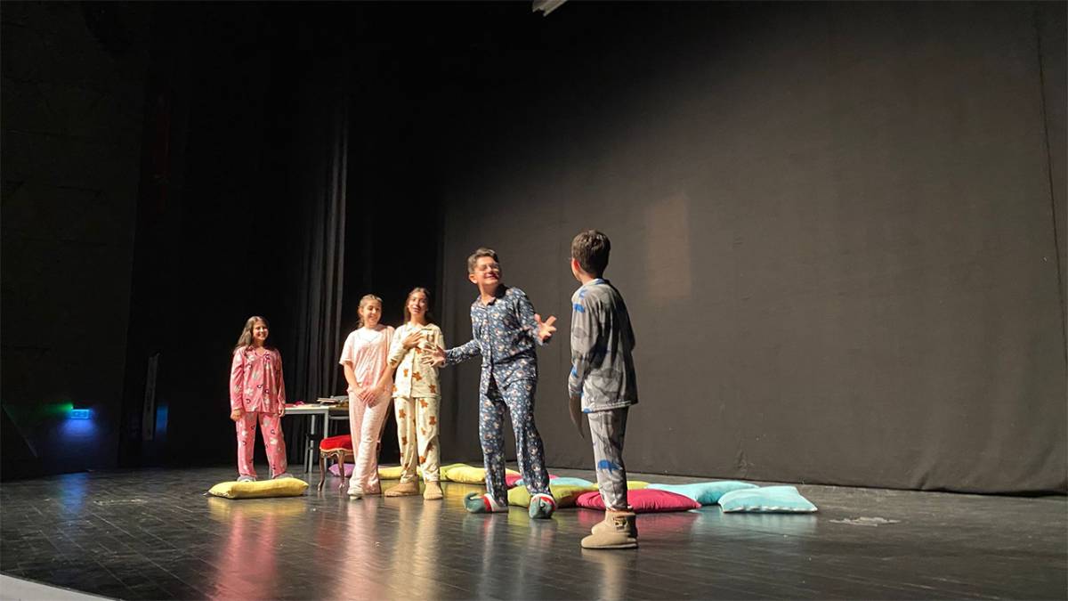 Cumhuriyet Çocukları Sahne Işıkları Altında Aydınlanıyor