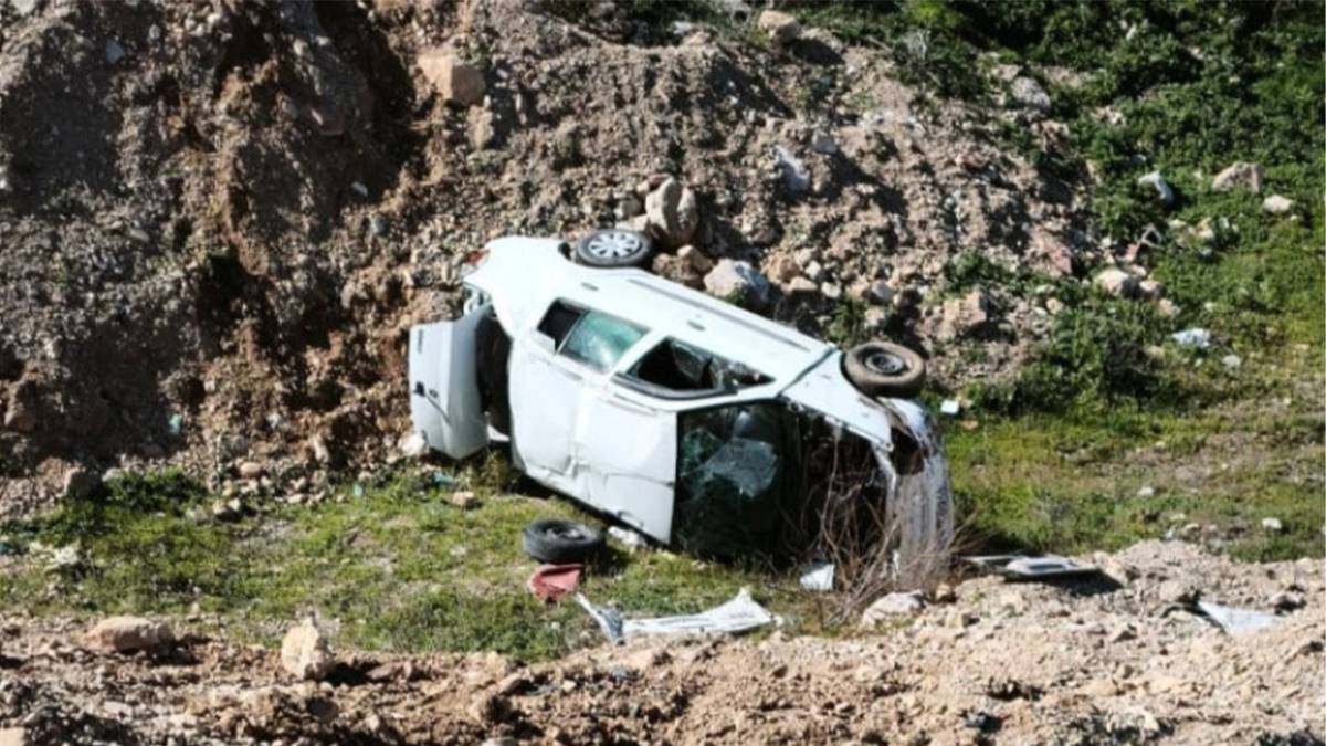 Otomobil yolda duran araca çarptı: 4 yaralı