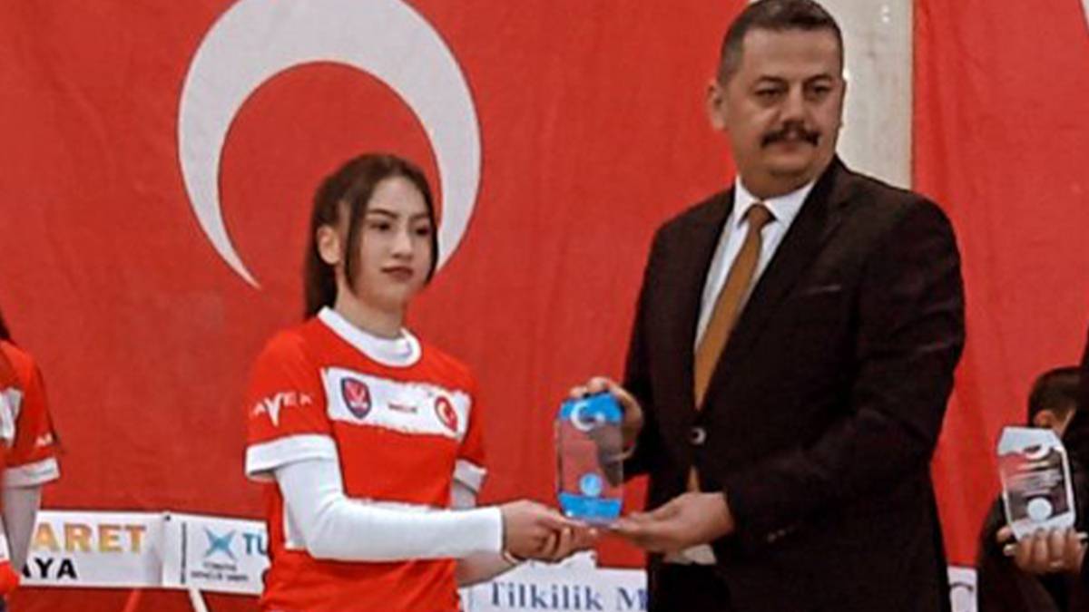 ECRİN ORTAKÖYLÜ, HOKEY MİLLİ TAKIMINA YENİDEN  SEÇİLDİ