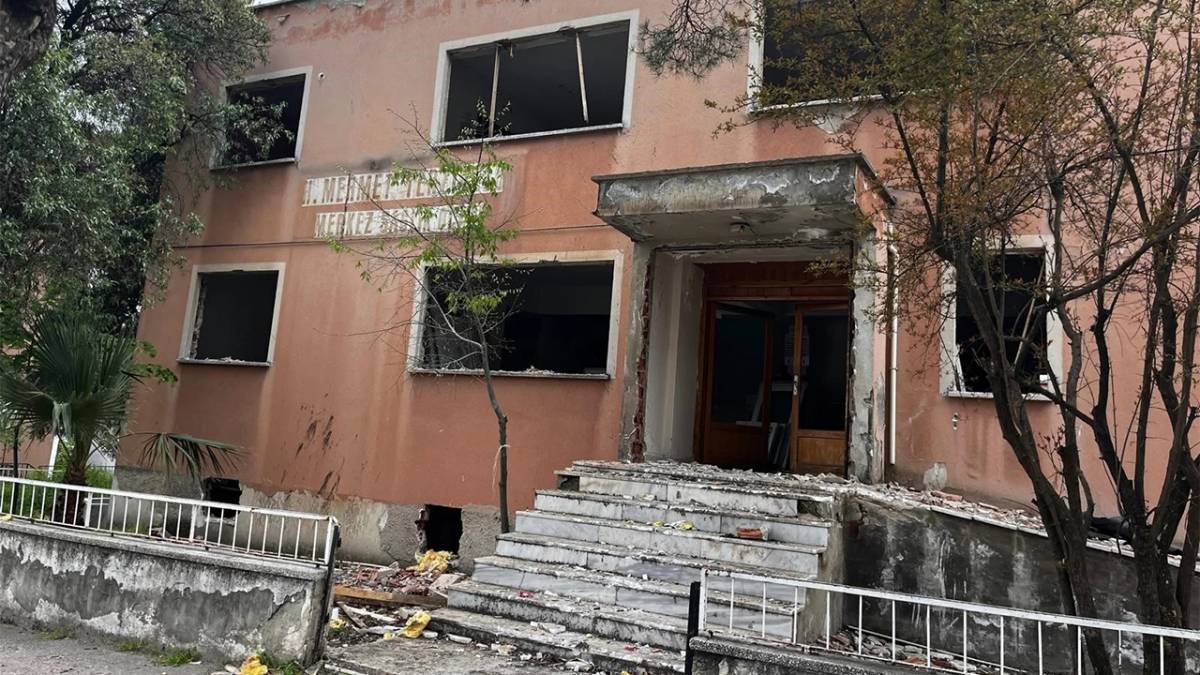 Buldan Mehmet Terzioğlu Sağlık Ocağı Yıkılıyor